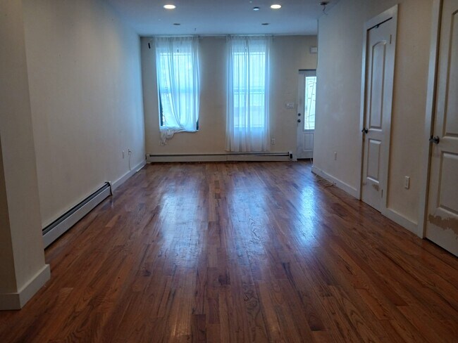 Primary Photo - 126 Hart St