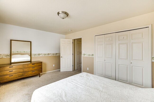 Building Photo - 367 N Lake Ct