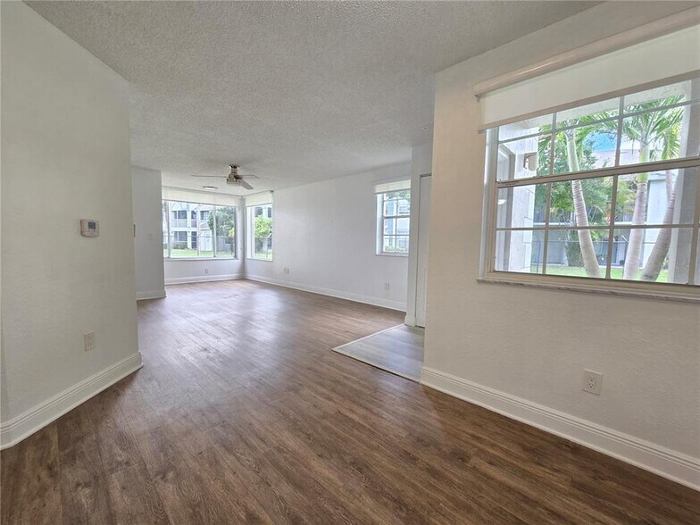 Building Photo - 2890 N Oakland Forest Dr