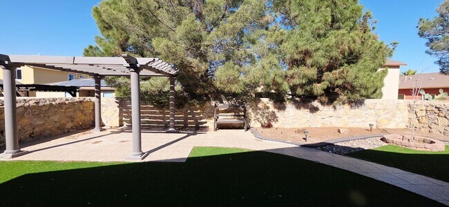 Building Photo - Adorable 3 bedroom, 2 bath apartment in East El Paso!