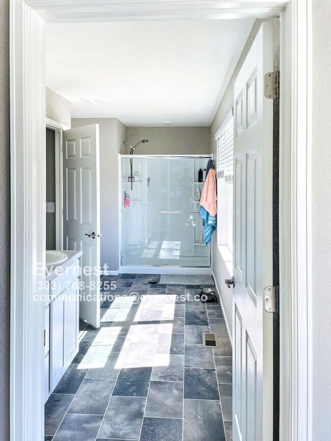 Building Photo - Spacious 4-Bedroom Home with Modern Comfor...