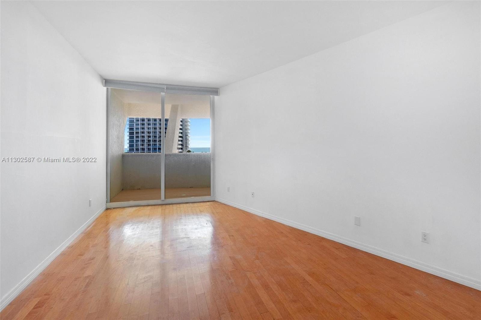 Building Photo - 300 S Pointe Dr