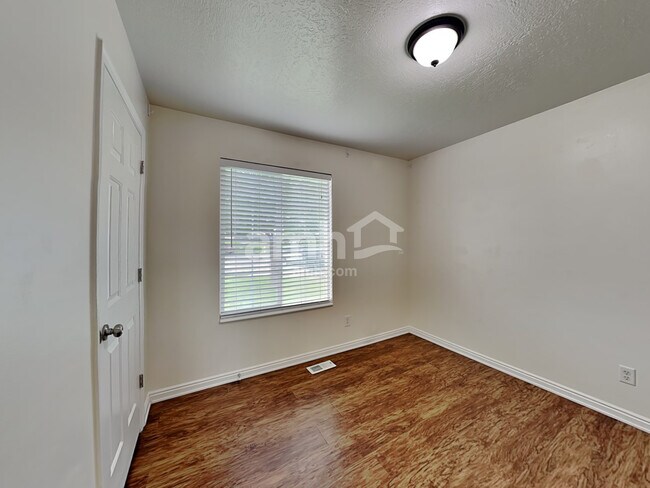 Building Photo - 243 W Peppermint Cir