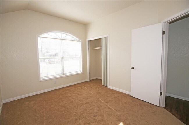 Building Photo - 2308 Sycamore Trail