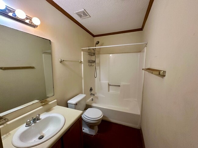 Building Photo - Conveniently Located Townhouse!