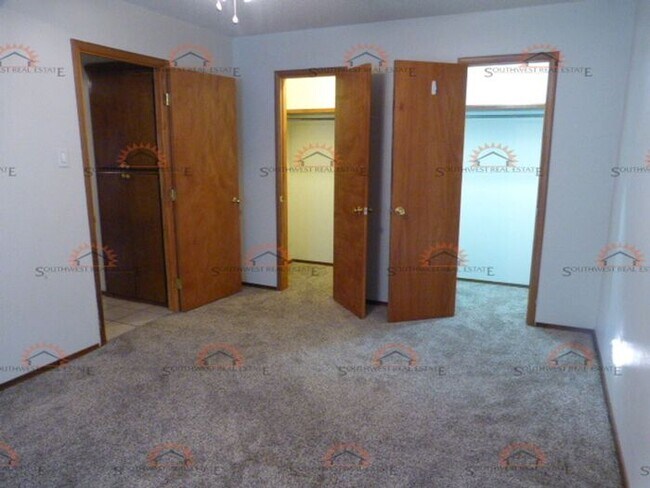 Building Photo - Spacious 2 bedroom 1 bath with a fireplace!