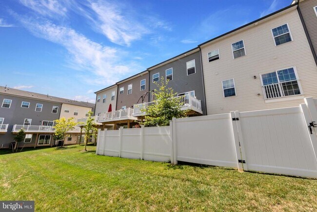 Building Photo - 256 Stallion St