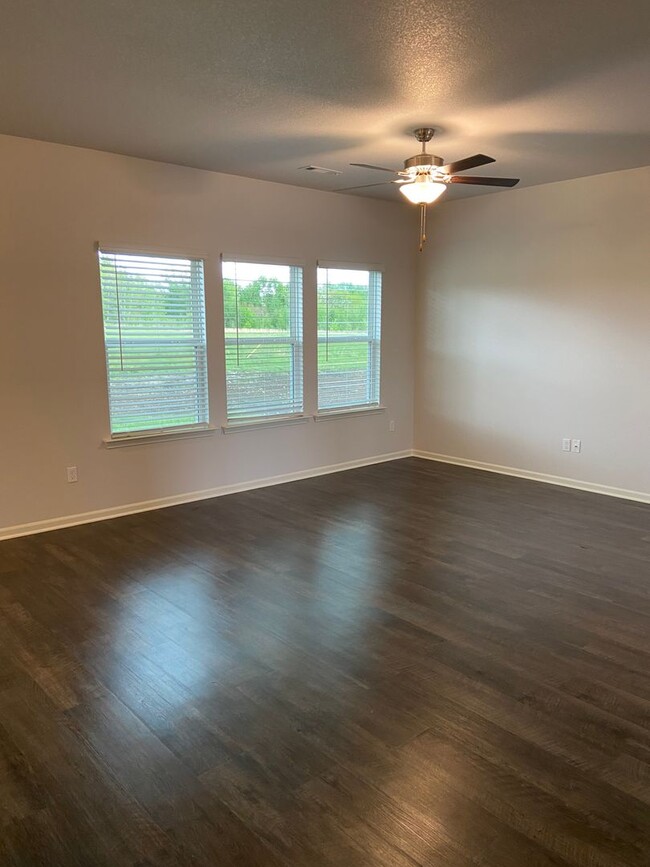 Building Photo - *Pre-leasing* Three Bedroom | Two and a Ha...