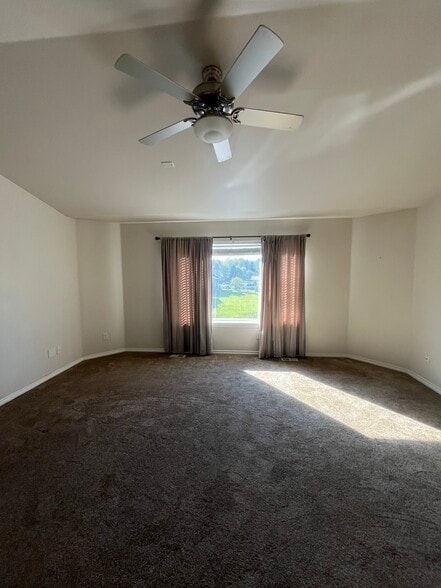 Building Photo - 8847 Lakehurst Dr
