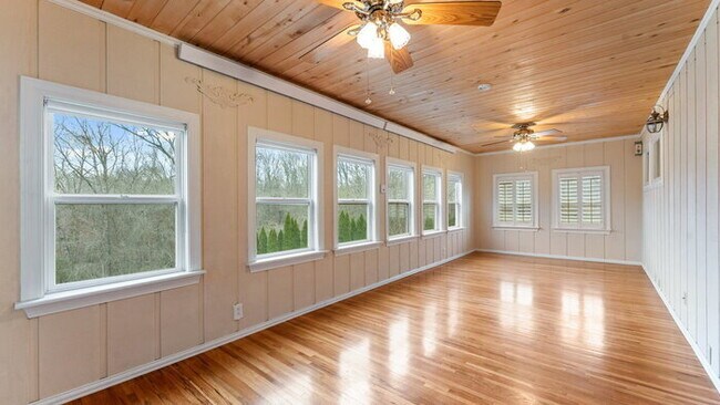 Building Photo - "Charming 2-Bed Home with Scenic Views and...