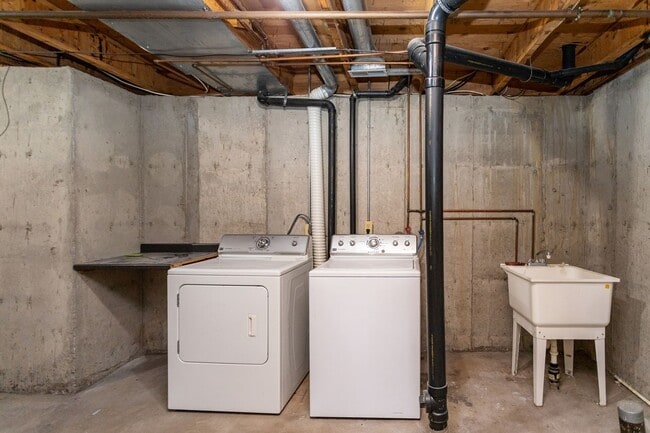 Building Photo - Beautifully Maintained Townhome with Fantastic Amenities