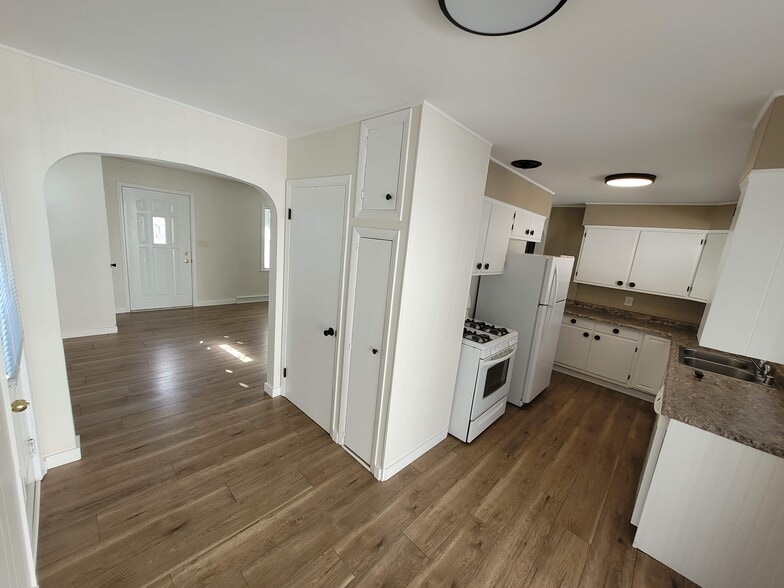 Building Photo - 1207 Townline Ave