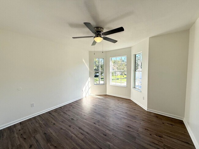 Building Photo - Beautifully Updated 4-Bedroom Home with Po...