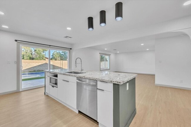 Building Photo - Completely Remodeled 6 bedroom/4 bath Home with New Pool