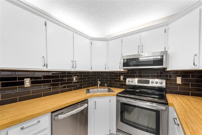 Building Photo - 3114 Lake Pine Way