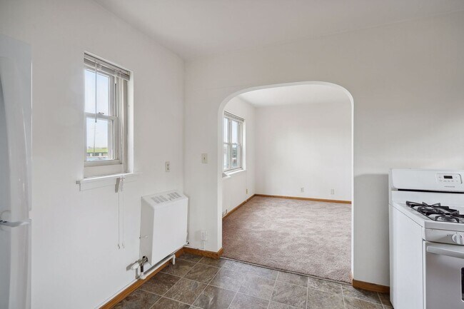 Building Photo - Spacious, Renovated 1BR on Beautiful Iris Park!