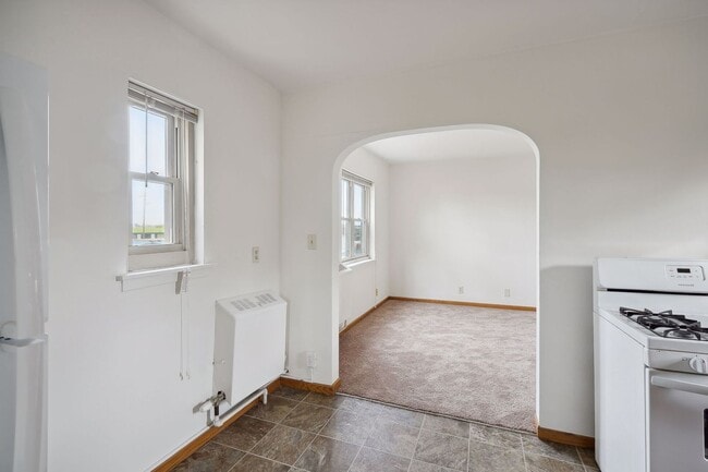 Building Photo - Spacious Top-Floor 1BR on Beautiful Iris P...