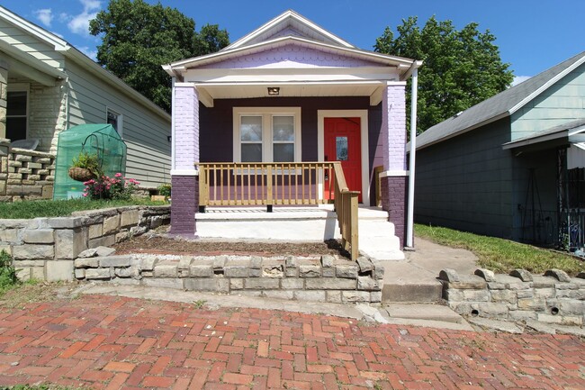 Primary Photo - 2 Bedroom 1.5 Bath Home In Strawberry Hill
