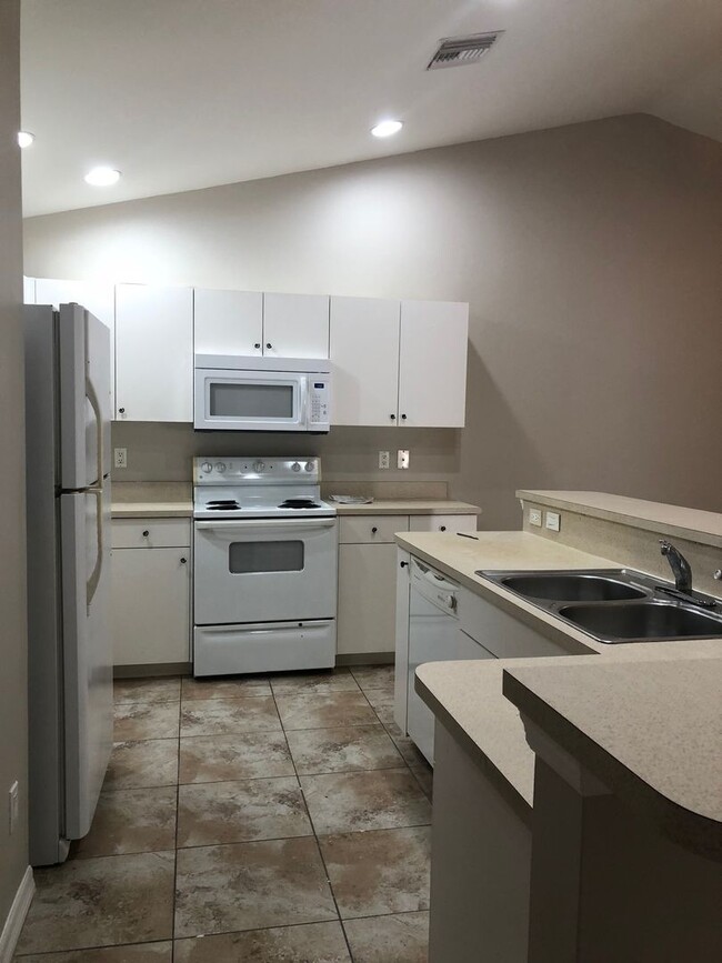 Building Photo - Experience this Large Cape Coral 3 bedroom 2 bath duplex with 1 car garage and screened in lanai.