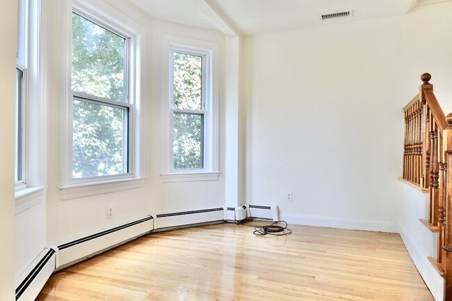 Building Photo - 120 Farwell St