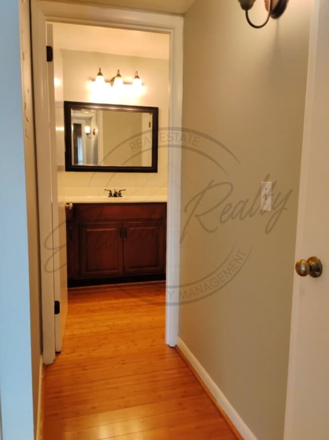 Building Photo - Charming 1 Bedroom | 1 Bath Upstairs Apart...