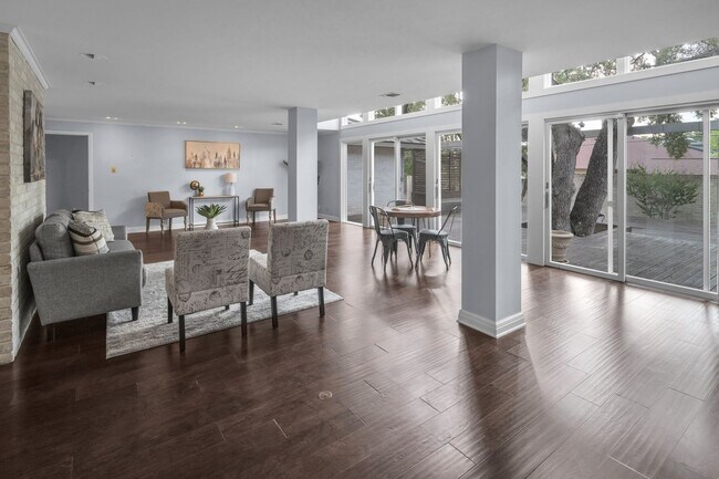 Building Photo - CHARMING 5 BDRM HOME IN CASTLE HILLS!!