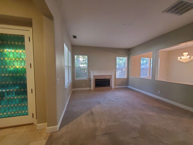 Building Photo - STUNNING SPACIOUS 5 BEDROOM HOME IN CONCOR...