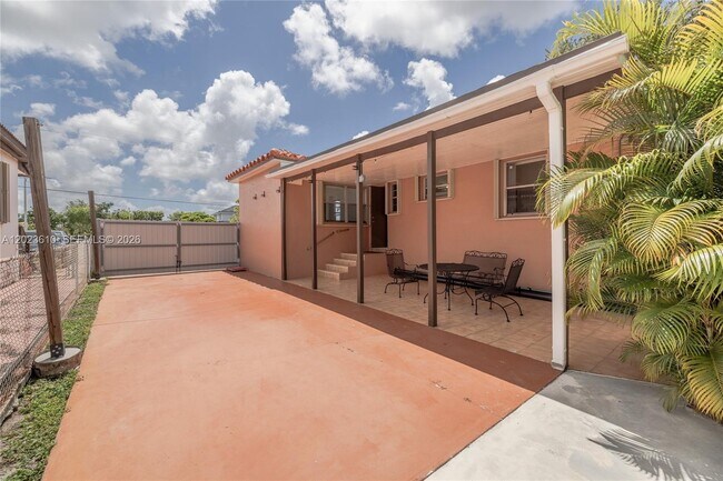 Building Photo - 540 SW 60th Ave