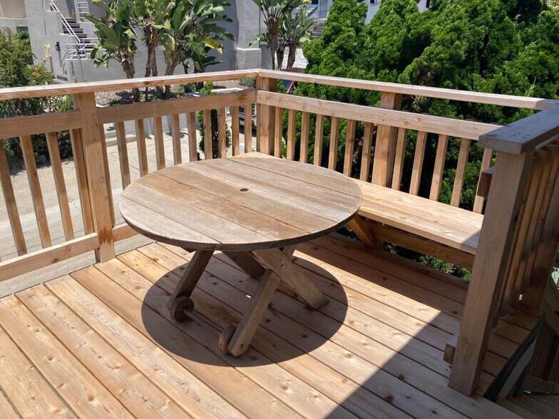 deck bench, table - 624 Bonair St