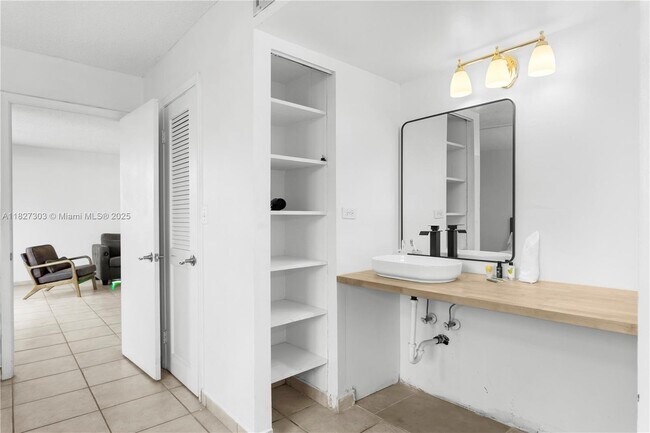 Building Photo - 9440 W Bay Harbor Dr