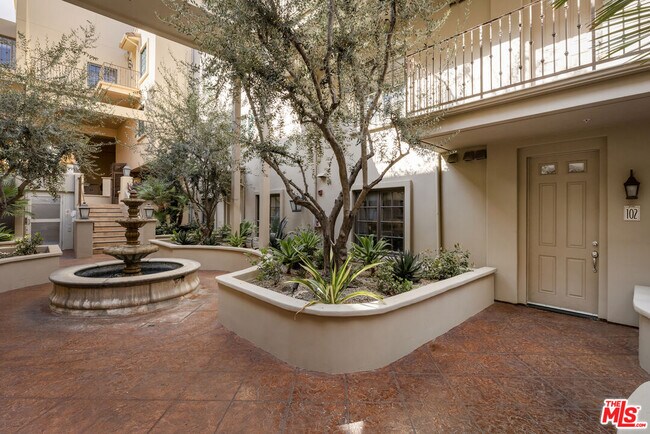 Building Photo - 851 N San Vicente Blvd