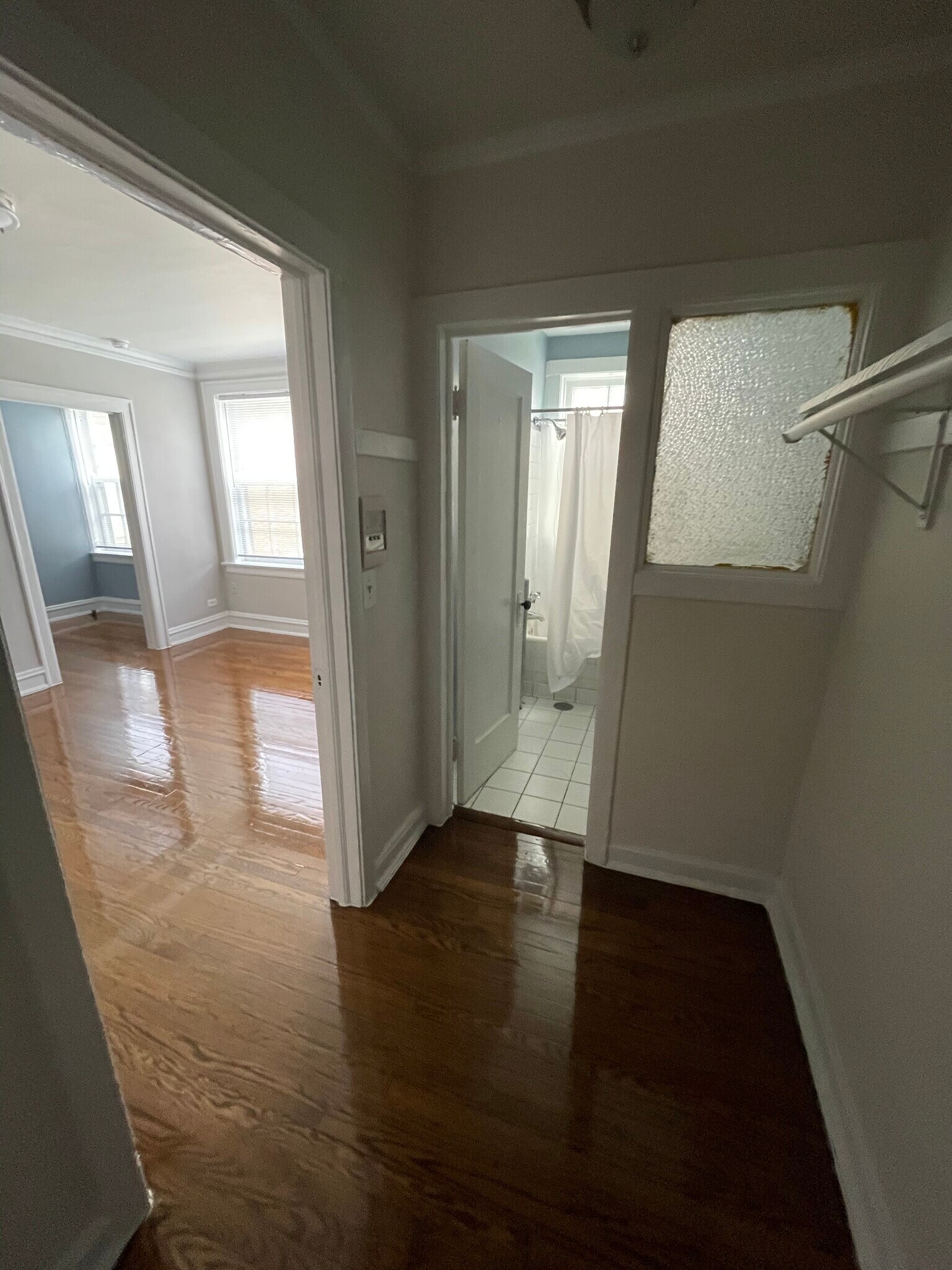 K1 storage, bath living area, kitchen entrance - 1716 W Albion Ave