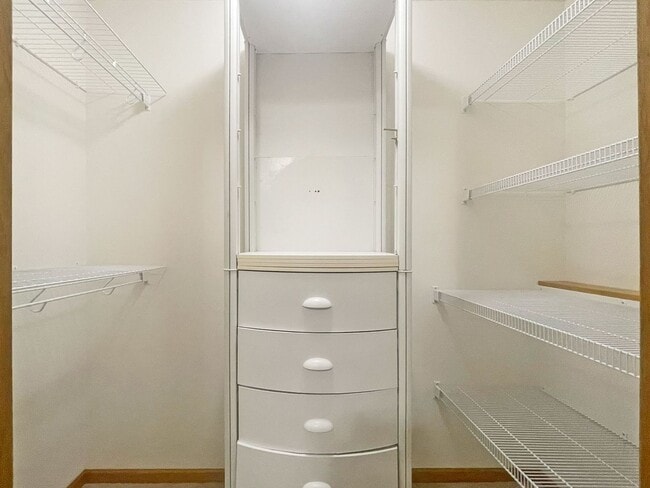 Building Photo - Sparkling Like New 3-Plus Bedroom with Vau...