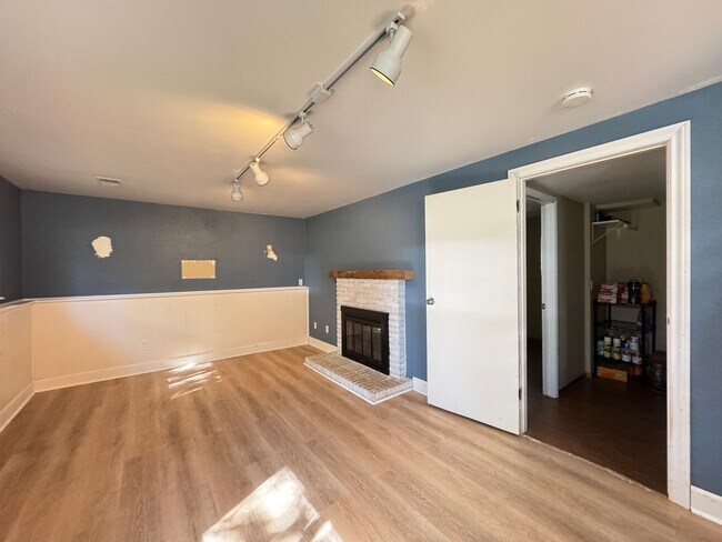 Building Photo - Great Tri-level home-Half of November Free!