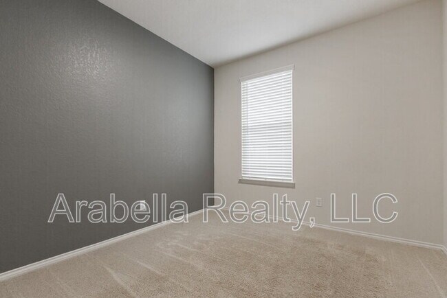 Building Photo - 440 Lynwood Gold