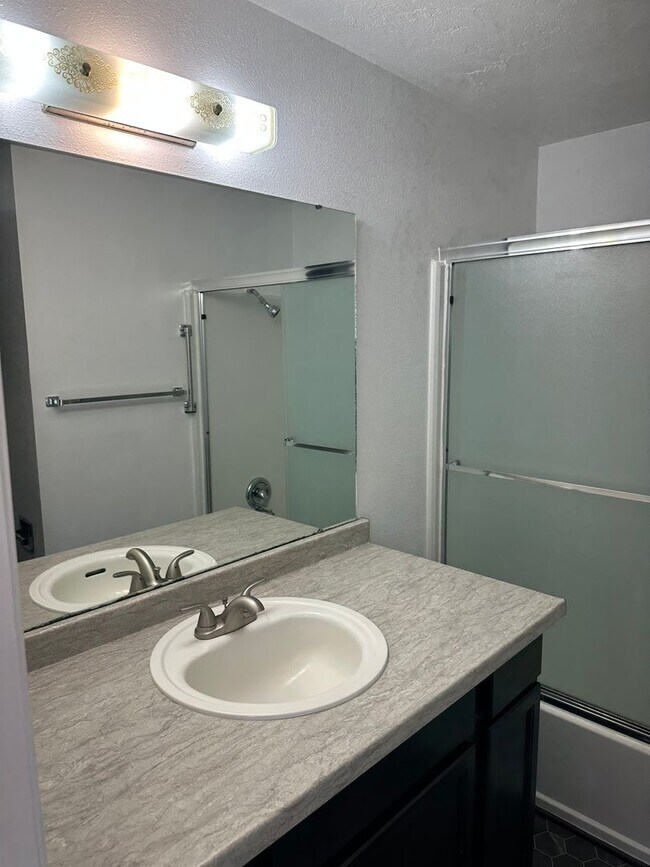 Building Photo - 2 bedroom 1 bath duplex in Springfield!