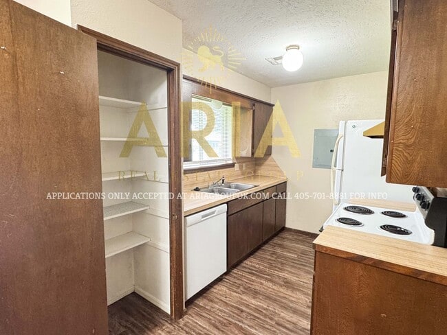 Building Photo - West Norman 2 Bed 1 Bath!