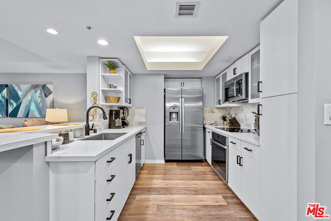 Building Photo - 13700 Marina Pointe Dr