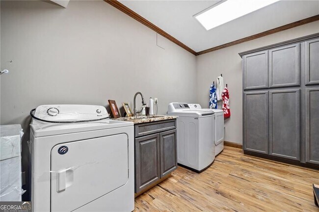 Building Photo - 5281 Laurel Ln