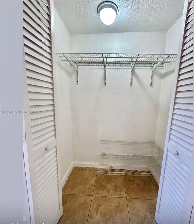 Building Photo - 4221 SW 36th St
