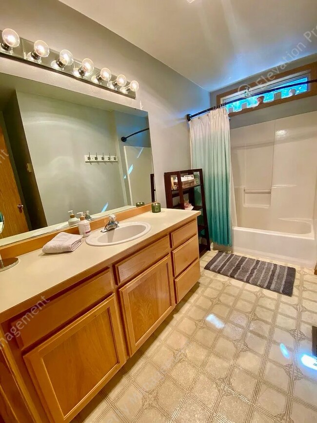 Building Photo - Coming Soon! UNFURNISHED and Updated Singl...