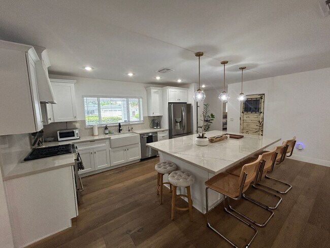 Building Photo - 4016 E Avalon Dr
