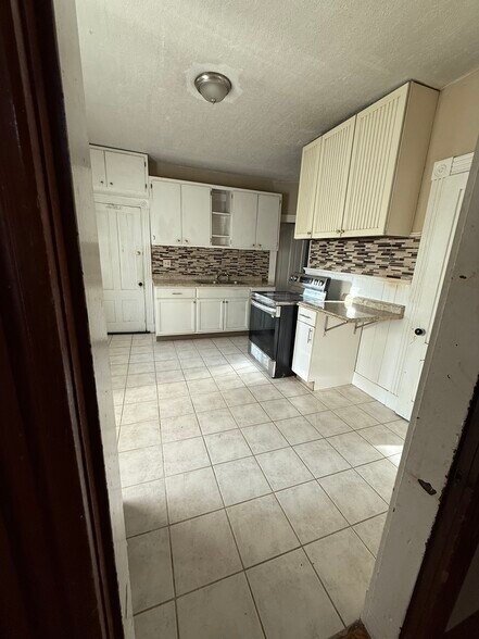 Building Photo - 17 Sunnyside Ave