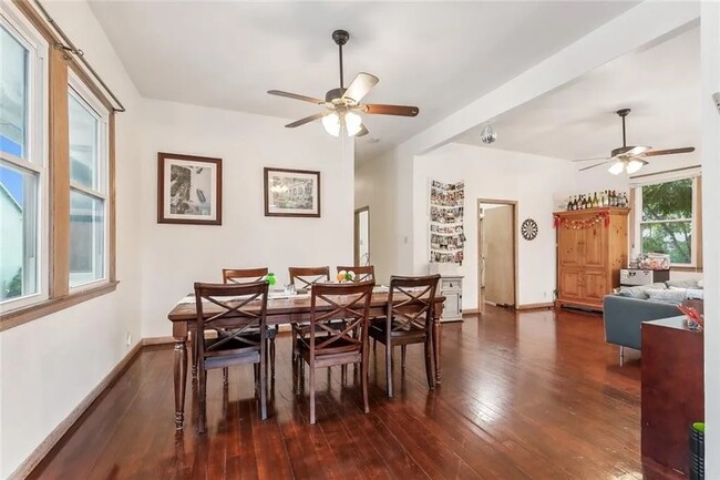 Dining area - 5830 S Robertson St