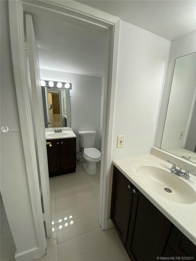 Building Photo - 210 Fontainebleau Blvd