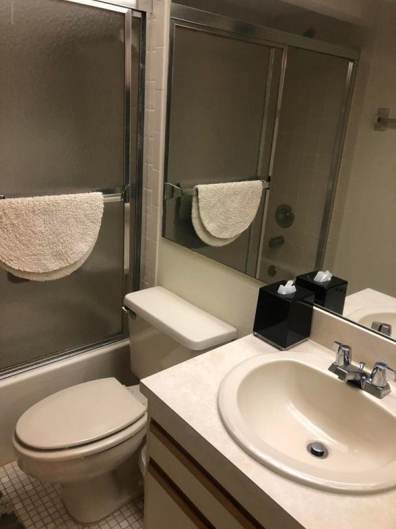 Building Photo - 1209 Country Club Dr