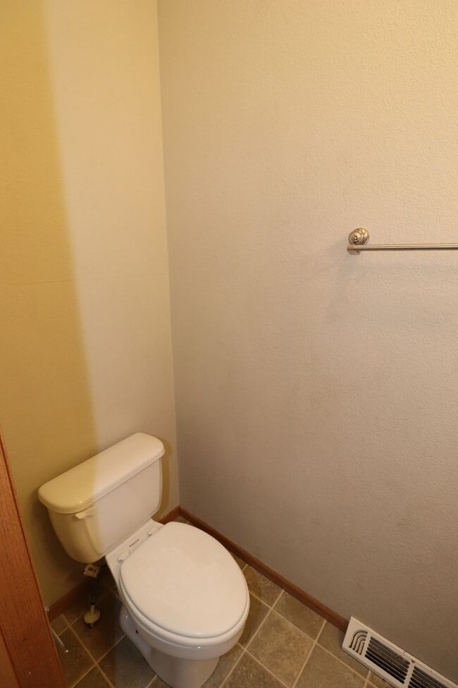 Building Photo - Spacious Town House for Rent