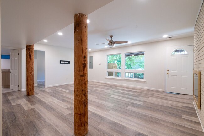 Building Photo - Exceptional Bellevue Home | Lake Sammamish Views | 5 Bed | 3 Bath | 3,380 Sq Ft