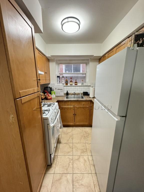 Building Photo - ** RENOVATED ** 2 BED ** 1 BATH ** PRIME L...