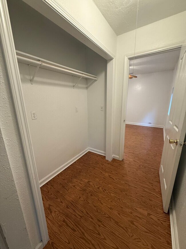 Building Photo - Beautiful 4 bedroom 2 bath house available now